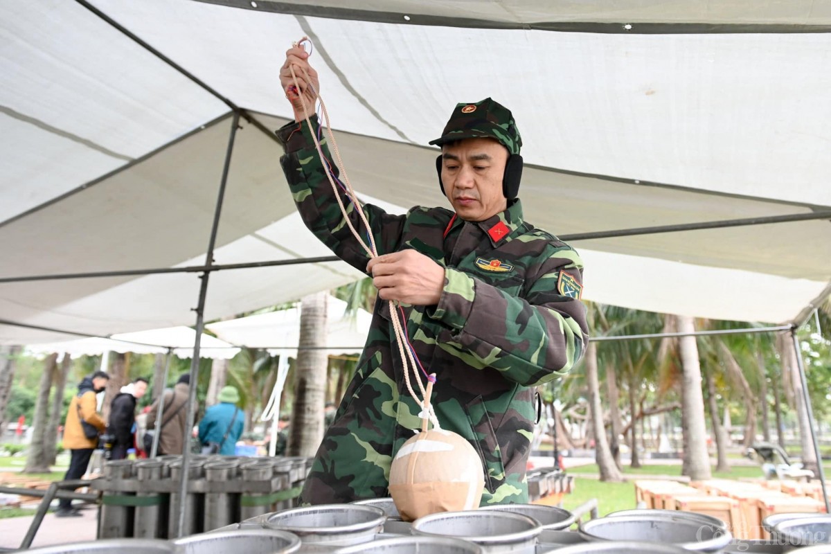 Lực lượng chức năng tiến hành thả các quả đạn pháo tầm cao vào ống phóng. Các ống phóng được làm bằng chất liệu kim loại, có đường kính khác nhau để phù hợp với kích cỡ từng loại pháo hoa.