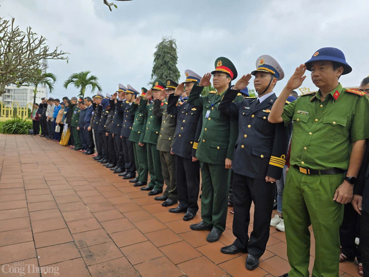 Những chuyến tàu chở các đoàn dân chính đảng và hàng tết đến với đảo Cồn Cỏ và Lý Sơn vào tháng 1/2025. Ảnh: Thu Hường Những chuyến tàu chở các đoàn dân chính đảng và hàng tết đến với đảo Cồn Cỏ và Lý Sơn vào tháng 1/2025. Ảnh: Thu Hường