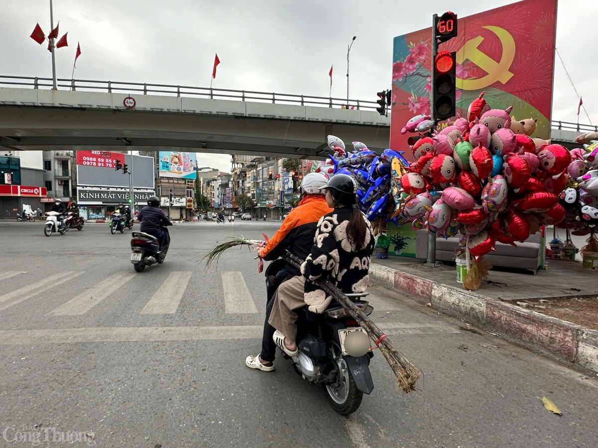 Tuy giá cao, nhưng nhiều người dân vẫn sẵn sàng bỏ tiền mua về đặt cạnh bàn thờ theo phong tục truyền thống và lấy may năm mới. Tuy giá cao, nhưng nhiều người dân vẫn sẵn sàng bỏ tiền mua về đặt cạnh bàn thờ theo phong tục truyền thống và lấy may năm mới.