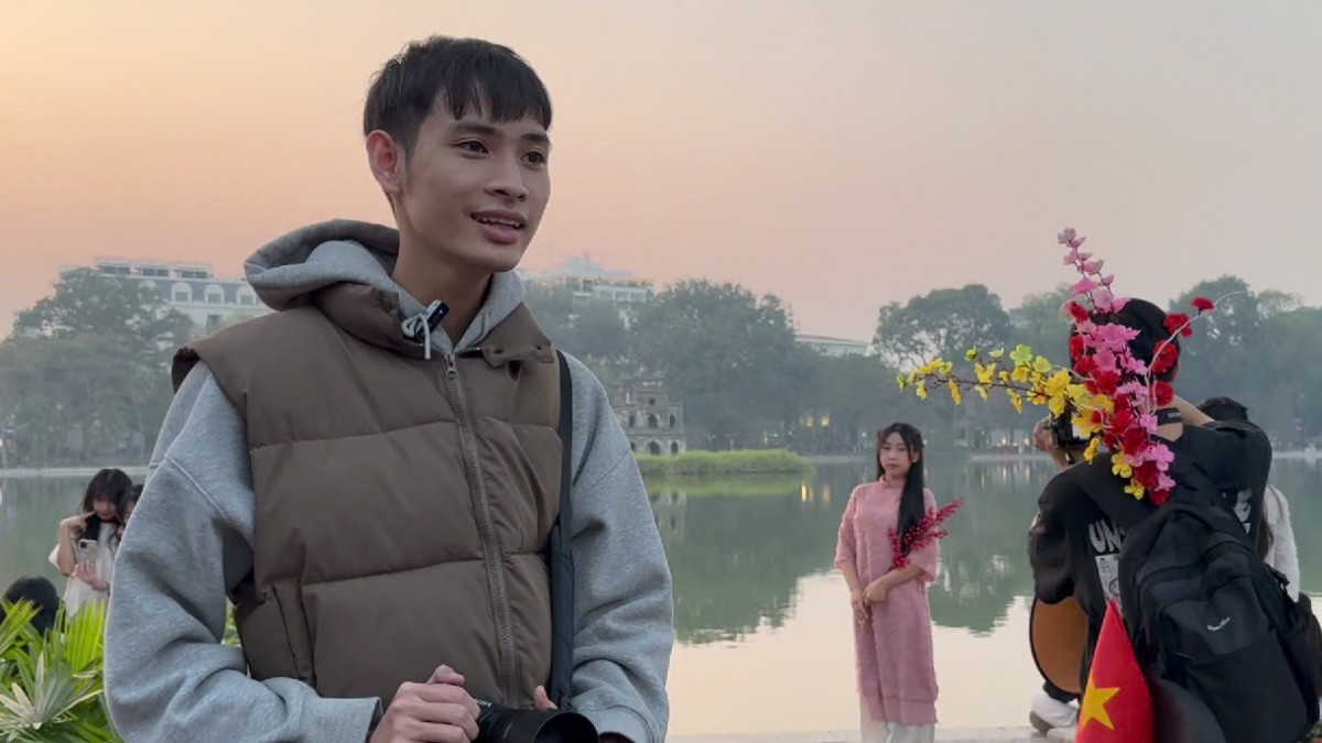 Lưu hương xuân qua tà áo dài ngày Tết Lưu hương xuân qua tà áo dài ngày Tết