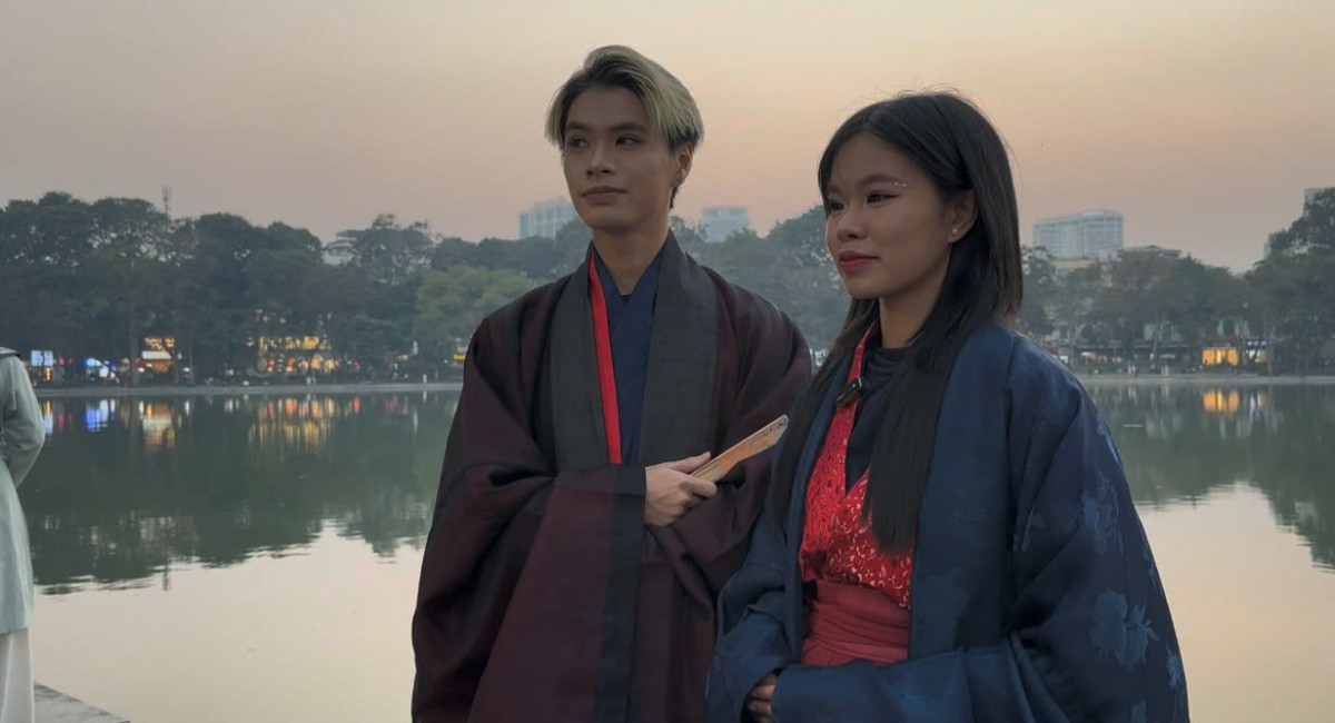 Lưu hương xuân qua tà áo dài ngày Tết Lưu hương xuân qua tà áo dài ngày Tết