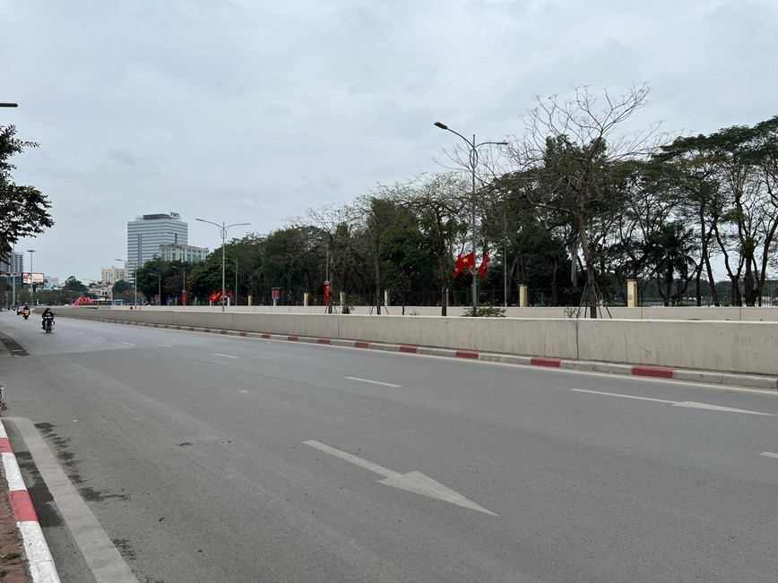 Tuyến đường Đại Cồ Việt (đoạn qua Hầm Kim Liên) không còn cảnh tắc đường hay tiếng còi xe ồn ào, chen chúc, tấp nập như những ngày thường... Tuyến đường Đại Cồ Việt (đoạn qua Hầm Kim Liên) không còn cảnh tắc đường hay tiếng còi xe ồn ào, chen chúc, tấp nập như những ngày thường...