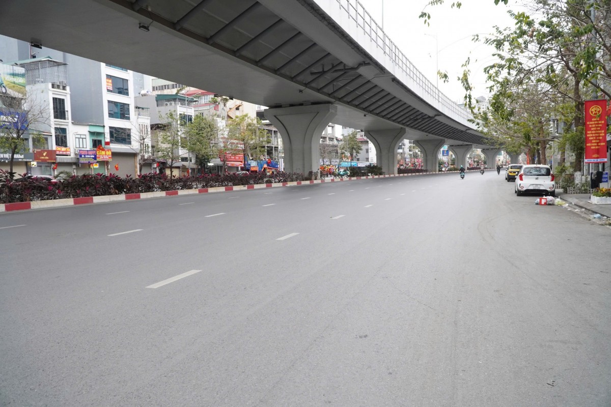 7h30 sáng mùng 1 Tết, đường Đại La thông thoáng đến lạ. Không còn cảnh ùn tắc hay chen chúc, chỉ có một vài phương tiện qua lại. 7h30 sáng mùng 1 Tết, đường Đại La thông thoáng đến lạ. Không còn cảnh ùn tắc hay chen chúc, chỉ có một vài phương tiện qua lại.