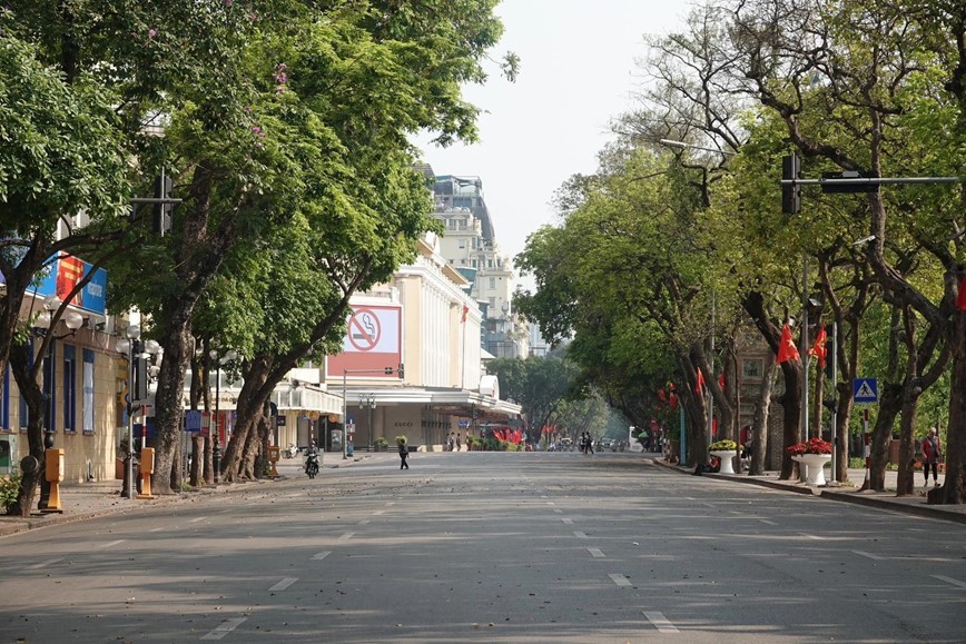 Phố Tràng Tiền buổi sáng đầu năm. Phố Tràng Tiền buổi sáng đầu năm.