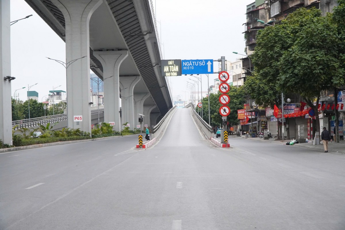 Lối lên Vành đai 2 đoạn Ngã Tư Sở thoáng đãng. Lối lên Vành đai 2 đoạn Ngã Tư Sở thoáng đãng.