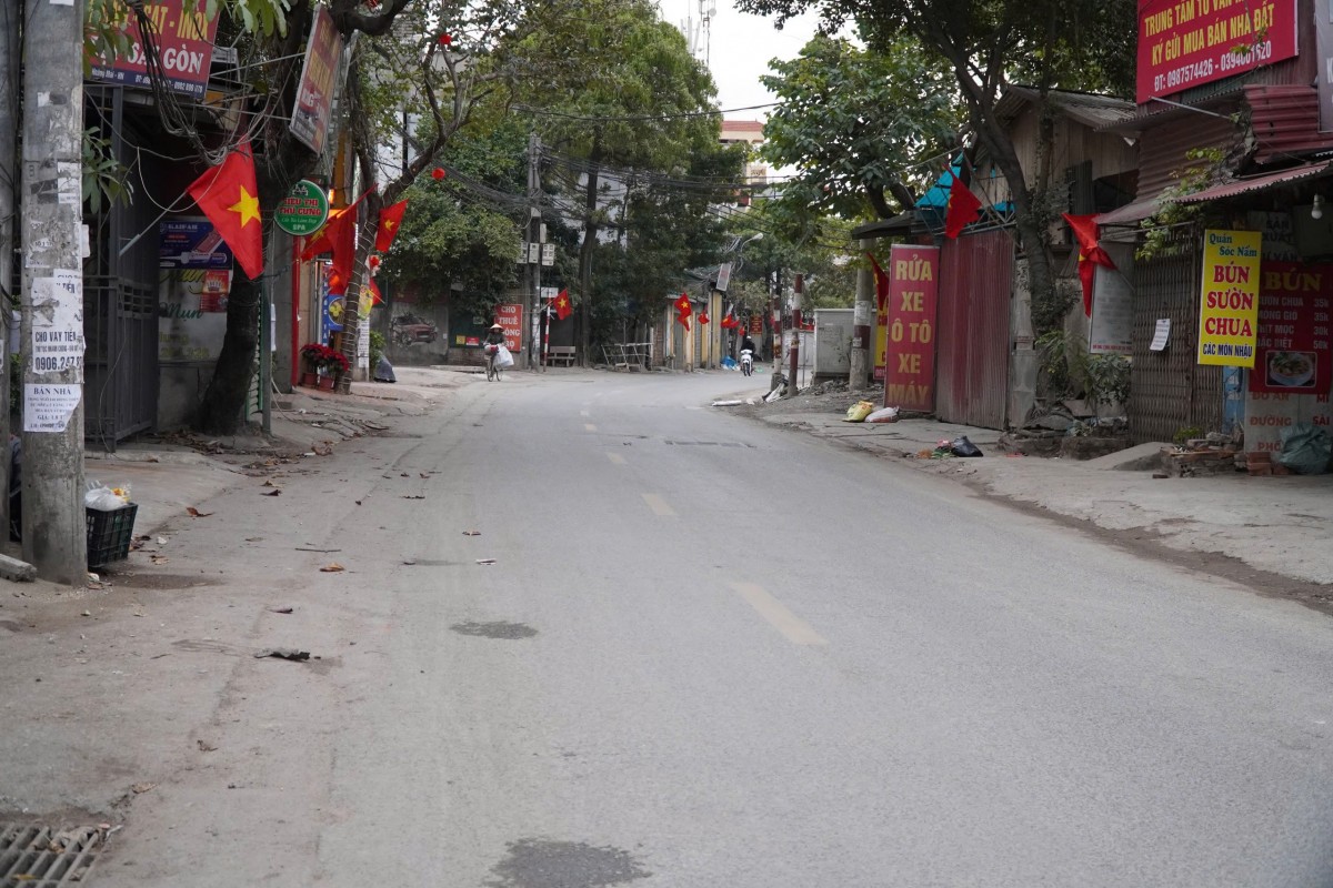 Góc phố Vĩnh Hưng ngày thường vốn đông đúc nay thật byên bình sáng mùng 1 Tết. Góc phố Vĩnh Hưng ngày thường vốn đông đúc nay thật byên bình sáng mùng 1 Tết.