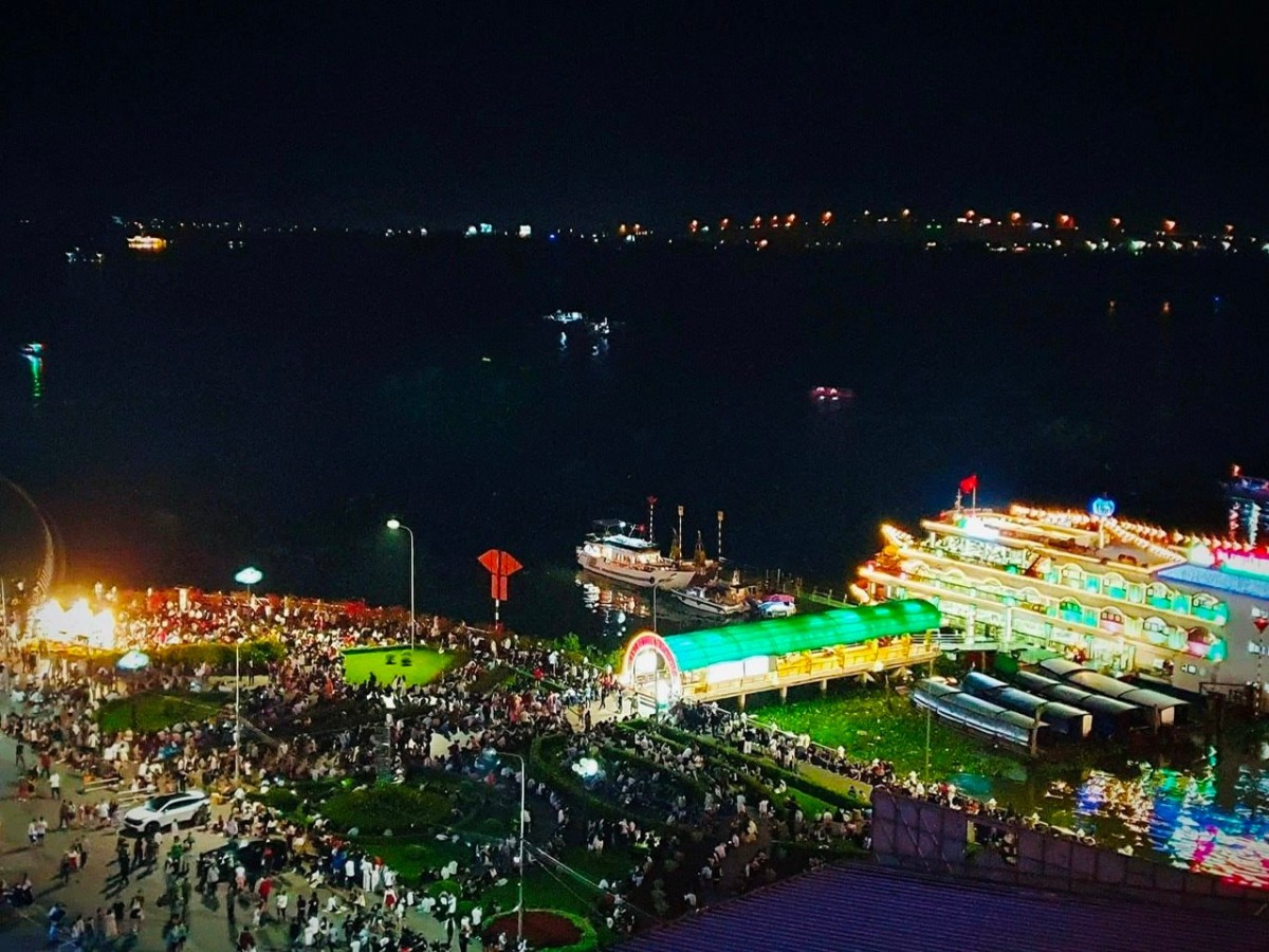 Người dân nô nức đổ về khu vực quanh địa điểm bắn pháo hoa trên sông Cần Thơ. Người dân nô nức đổ về khu vực quanh địa điểm bắn pháo hoa trên sông Cần Thơ.