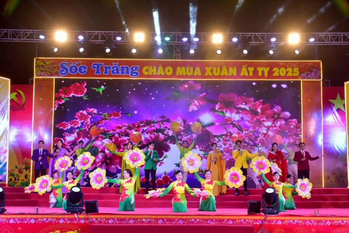 Chương trình văn nghệ mừng Đảng, mừng xuân Ất Tỵ 2025. Ảnh: THẠCH PÍCH Chương trình văn nghệ mừng Đảng, mừng xuân Ất Tỵ 2025. Ảnh: THẠCH PÍCH