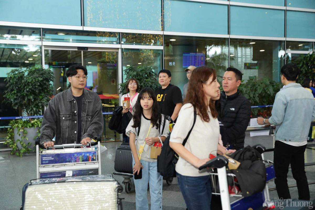 Hàng nghìn du khách quốc tế 'xông đất' Đà Nẵng năm mới