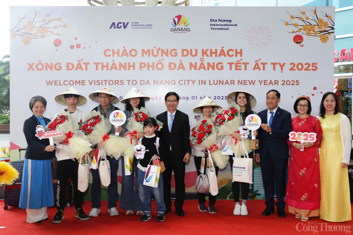 Hàng nghìn du khách quốc tế 'xông đất' Đà Nẵng năm mới
