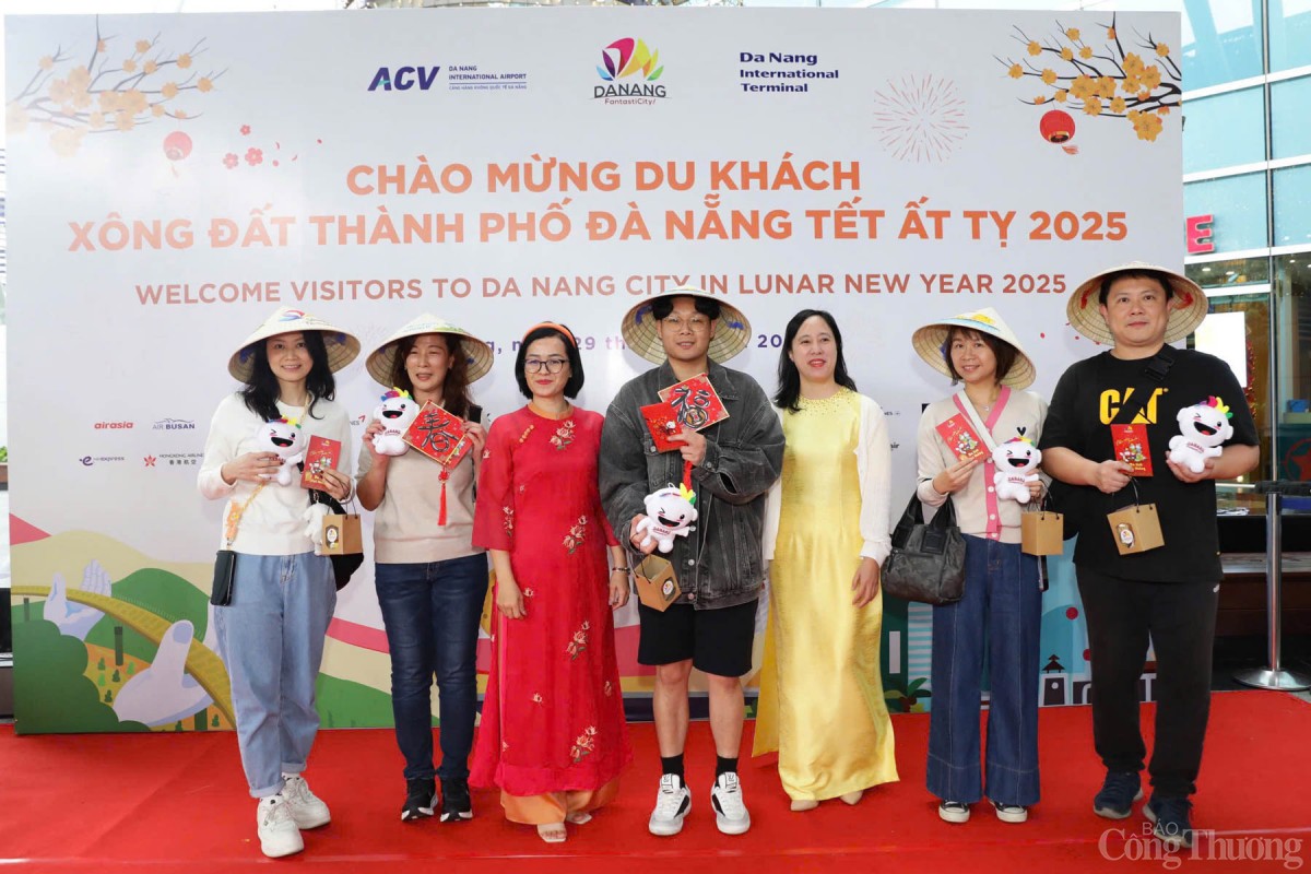 Hàng nghìn du khách quốc tế 'xông đất' Đà Nẵng năm mới