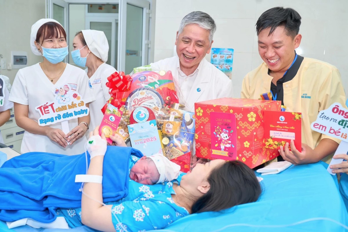 Bác sĩ Trần Ngọc Hải, Giám đốc Bệnh viện Từ Dũ và ê kíp tặng miếng vàng và phần quà, chào đón những em bé đầu tiên chào đời của năm mới Ất Tỵ 2025 Bác sĩ Trần Ngọc Hải, Giám đốc Bệnh viện Từ Dũ và ê kíp tặng miếng vàng và phần quà, chào đón những em bé đầu tiên chào đời của năm mới Ất Tỵ 2025