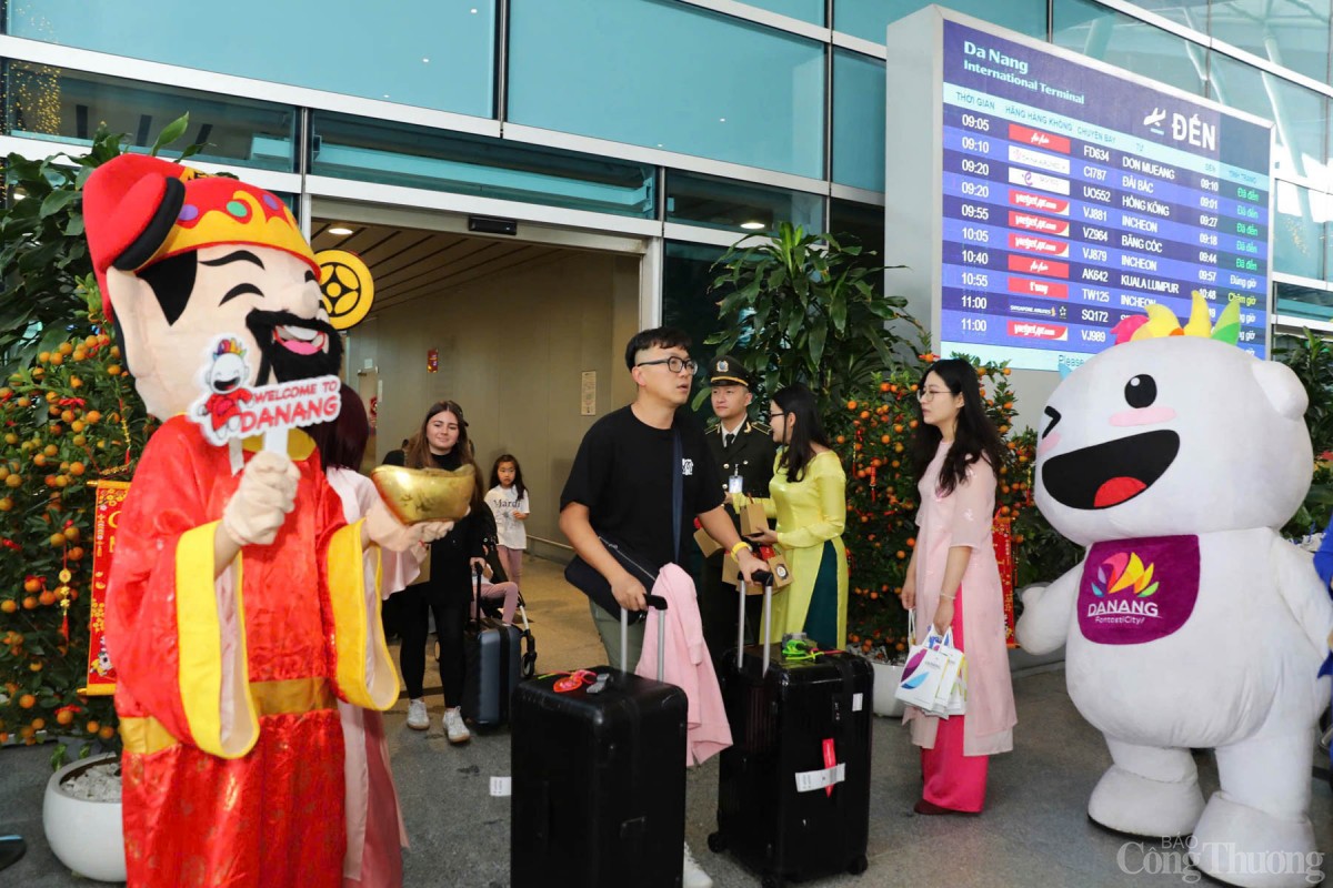 Hàng nghìn du khách quốc tế 'xông đất' Đà Nẵng năm mới