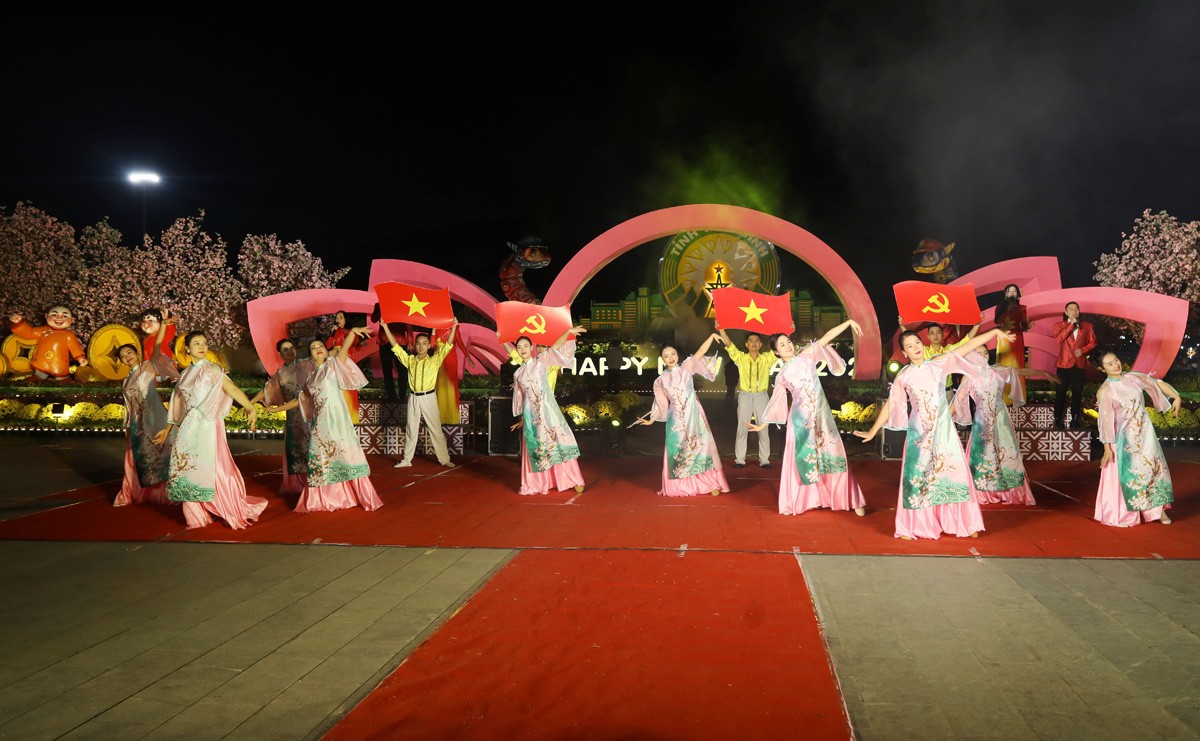 Hòa Bình rực rỡ đêm giao thừa đón năm mới Ất Tỵ Hòa Bình rực rỡ đêm giao thừa đón năm mới Ất Tỵ