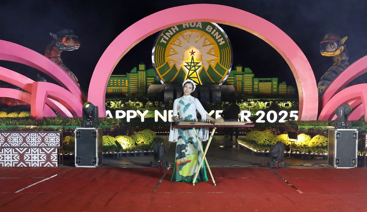 Hòa Bình rực rỡ đêm giao thừa đón năm mới Ất Tỵ Hòa Bình rực rỡ đêm giao thừa đón năm mới Ất Tỵ