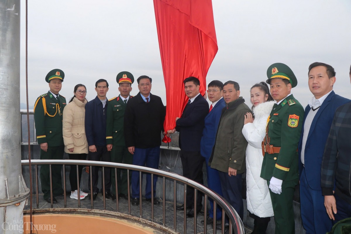 Lễ chào cờ sáng mùng 1 Tết nơi cực Bắc của Tổ quốc Lễ chào cờ sáng mùng 1 Tết nơi cực Bắc của Tổ quốc