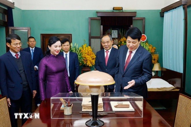 Chủ tịch nước Lương Cường dâng hương tưởng niệm Bác Hồ trong ngày đầu Xuân mới Chủ tịch nước Lương Cường dâng hương tưởng niệm Bác Hồ trong ngày đầu Xuân mới