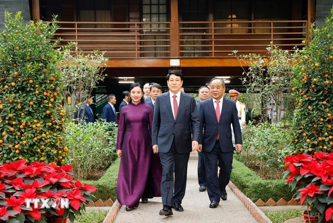 Chủ tịch nước Lương Cường dâng hương tưởng niệm Bác Hồ trong ngày đầu Xuân mới Chủ tịch nước Lương Cường dâng hương tưởng niệm Bác Hồ trong ngày đầu Xuân mới