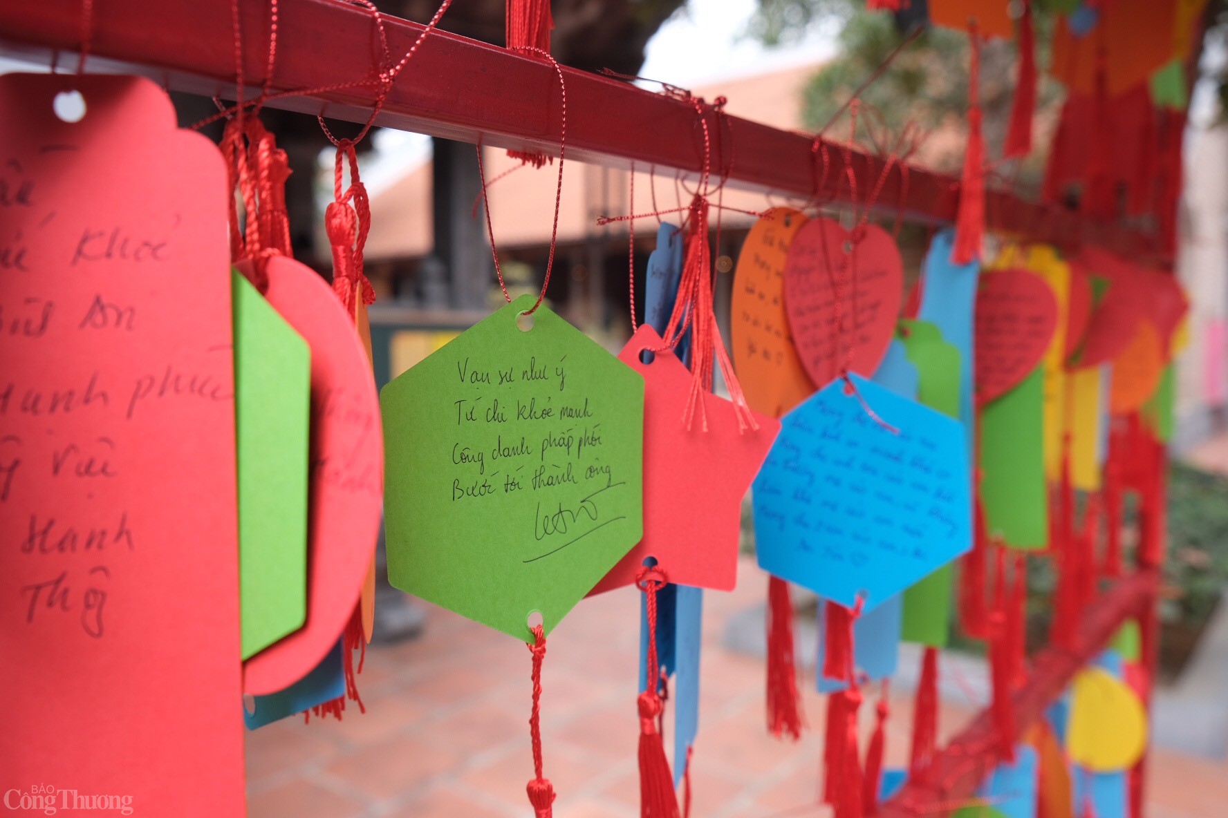 Các lời cầu, thông điệp năm mới được treo lên giá với hy vọng thành hiện thực. Ảnh: Lê An