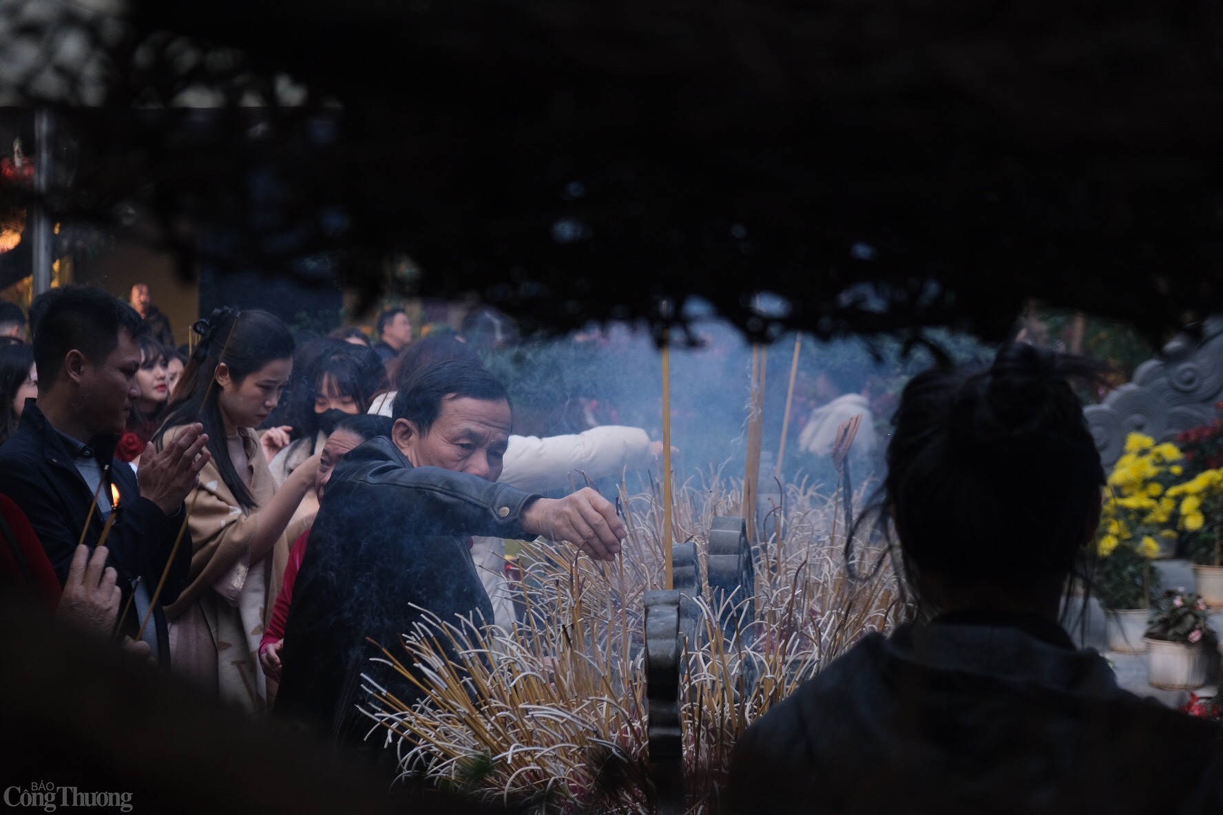 Người dân dâng nén hương cùng lời cầu, lời chúc cho gia đình và bản thân. Ảnh: Lê An