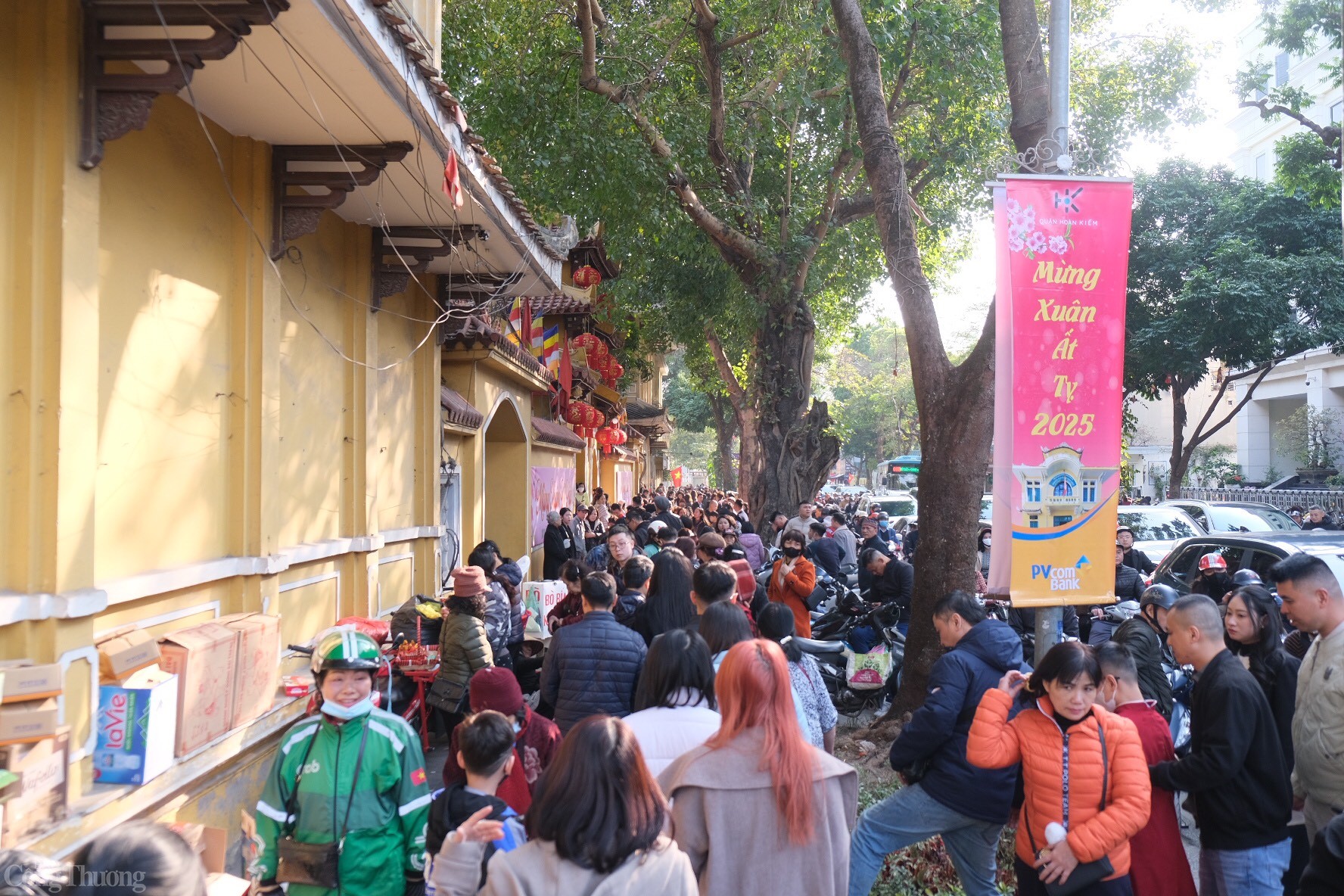 Dòng người vào chùa Quán Sứ đông đúc trong cả ngày mồng 1. Ảnh: Lê An