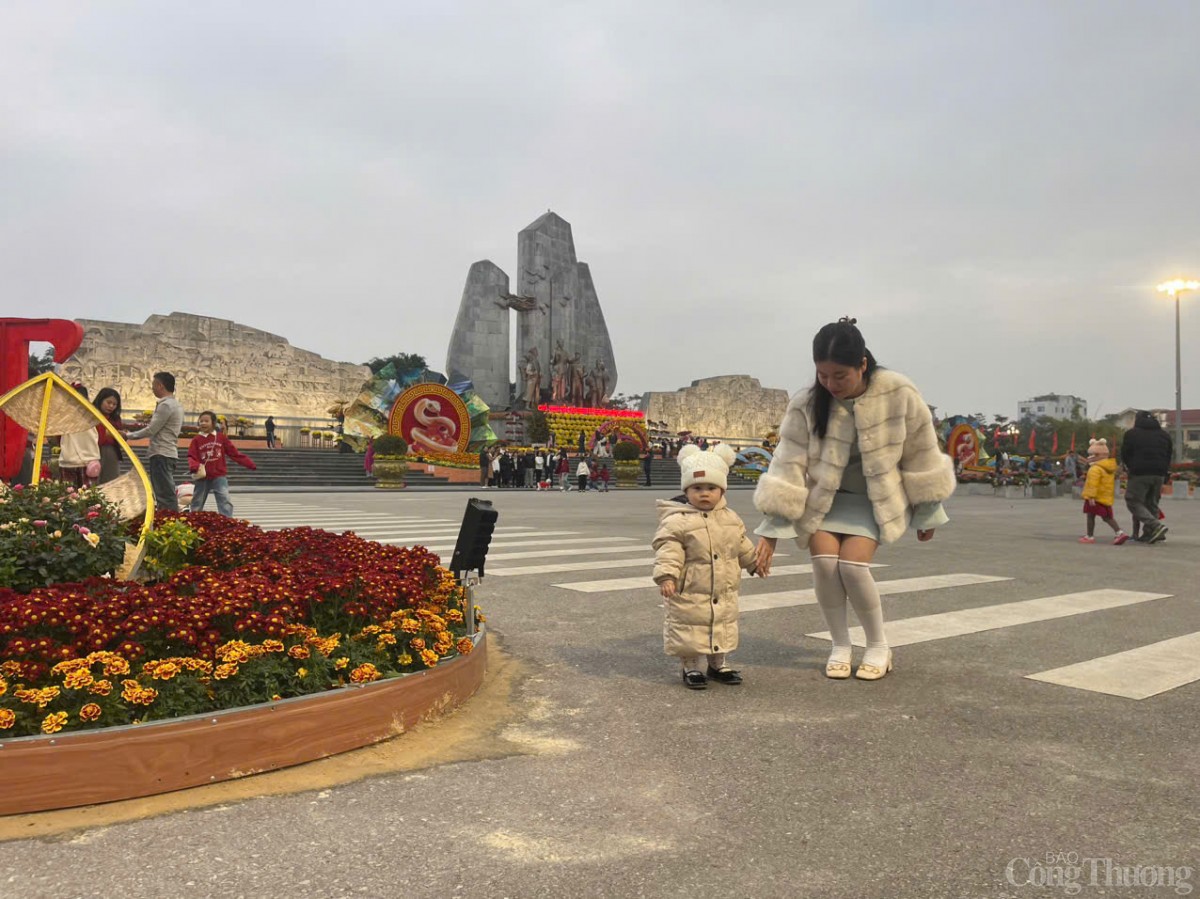 Người dân chụp hình lưu niệm tại Quảng trường Hồ Chí Minh  Người dân chụp hình lưu niệm tại Quảng trường Hồ Chí Minh