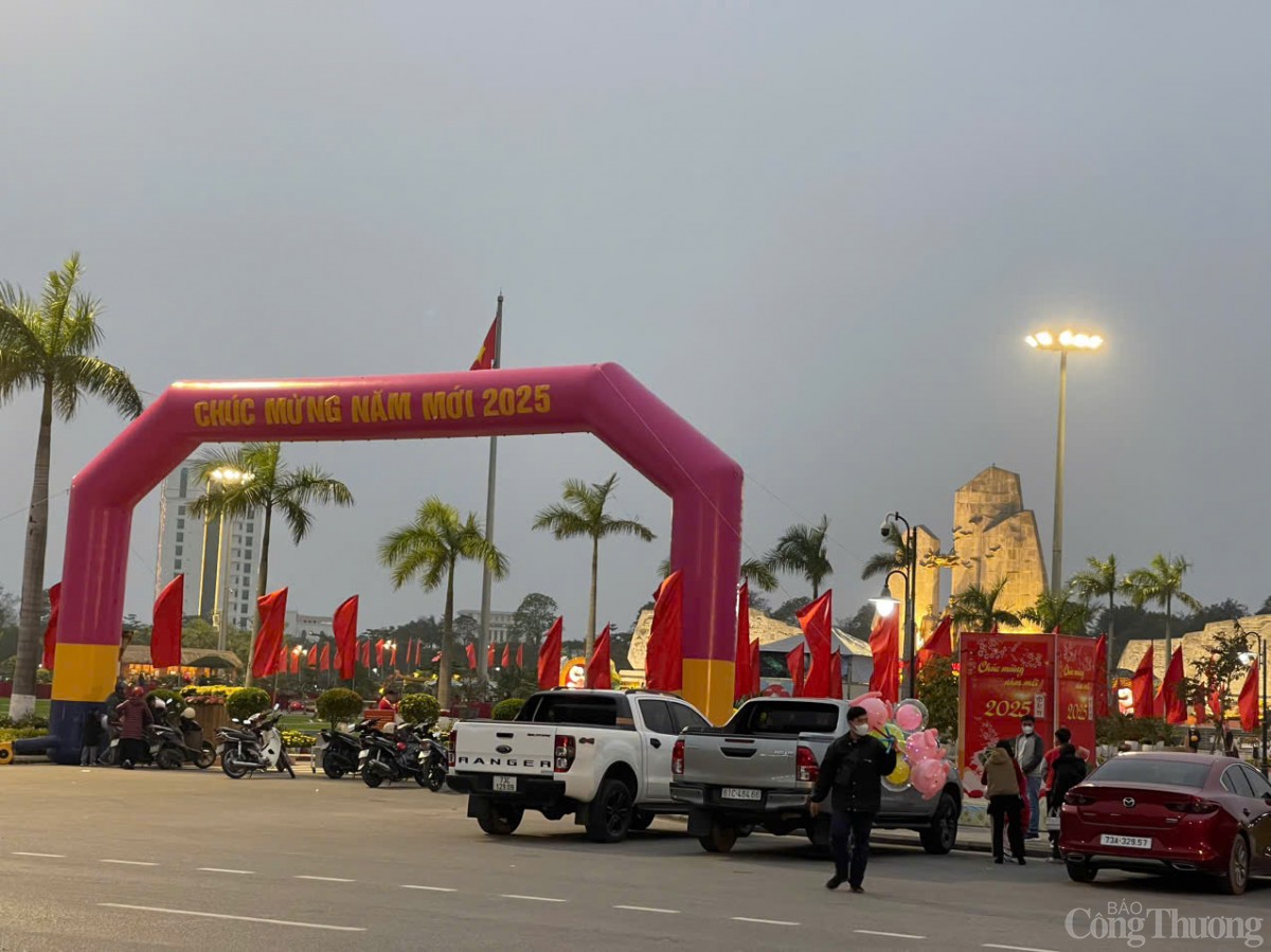 Người dân du xuân tại Quảng trường Hồ Chí Minh Người dân du xuân tại Quảng trường Hồ Chí Minh