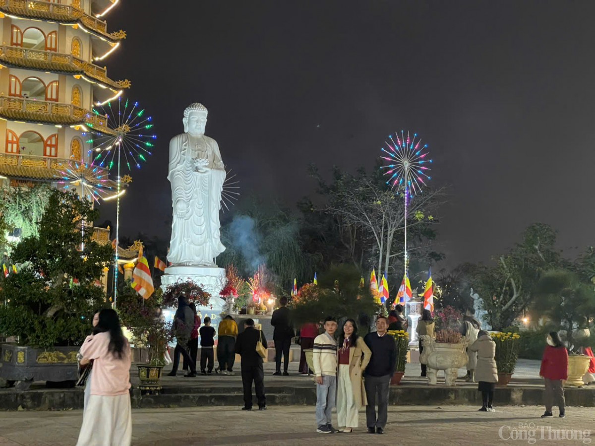 Người dân cầu bình an tại chùa Đại Giác- TP. Đồng Hới Người dân cầu bình an tại chùa Đại Giác- TP. Đồng Hới
