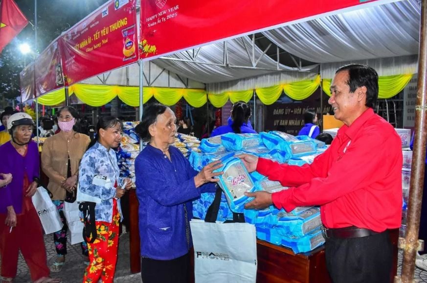 “Phiên chợ nghĩa tình” tại chương trình “Tết nhân ái - Tết yêu thương”. Ảnh: Huỳnh Như “Phiên chợ nghĩa tình” tại chương trình “Tết nhân ái - Tết yêu thương”. Ảnh: Huỳnh Như