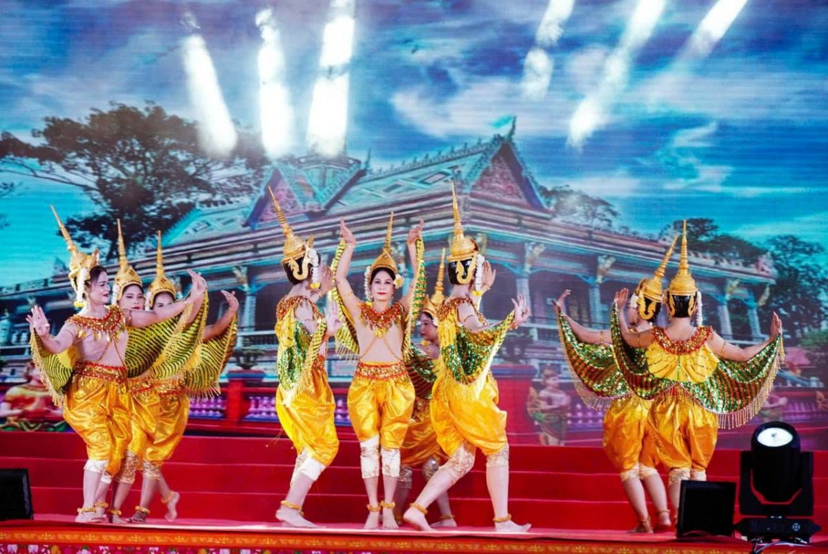 Các điệu múa của đồng bào Khmer được biểu diễn phục vụ du khách, góp phần quảng bá phát triển du lịch của Sóc Trăng. Ảnh: Thạch Pích Các điệu múa của đồng bào Khmer được biểu diễn phục vụ du khách, góp phần quảng bá phát triển du lịch của Sóc Trăng. Ảnh: Thạch Pích