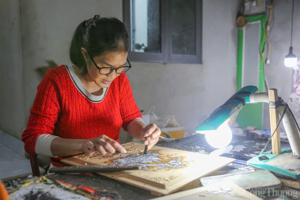 Chị Bé đang tỷ mỹ hoàn thiện sản phẩm khảm trai