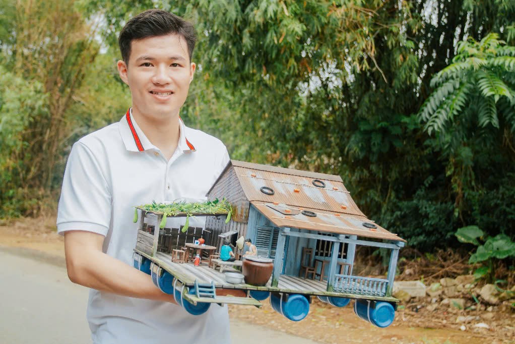 Hoàng Thanh Tùng cùng mô hình của mình (Ảnh: Bá Cường)