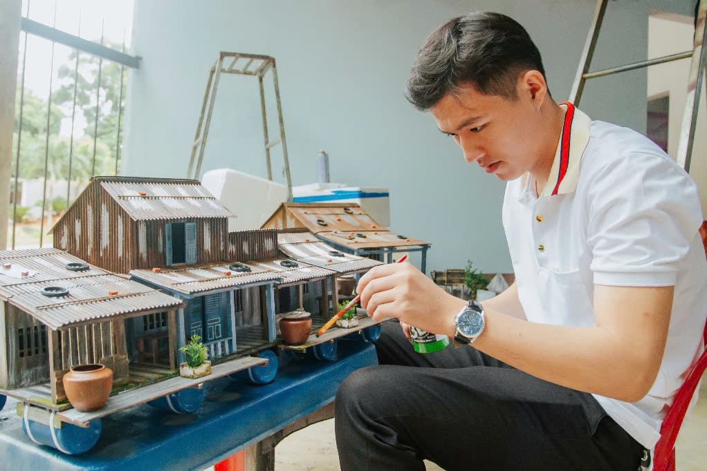 Tùng đang tỉ mỉ thiết kế một mô hình nhà Nam Bộ