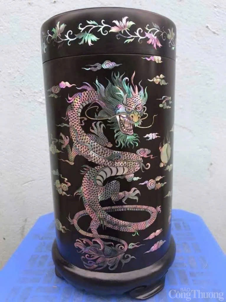 Chiếc lọ được khảm cầu kỳ dưới đôi tay khéo léo của 2 vợ chồng 