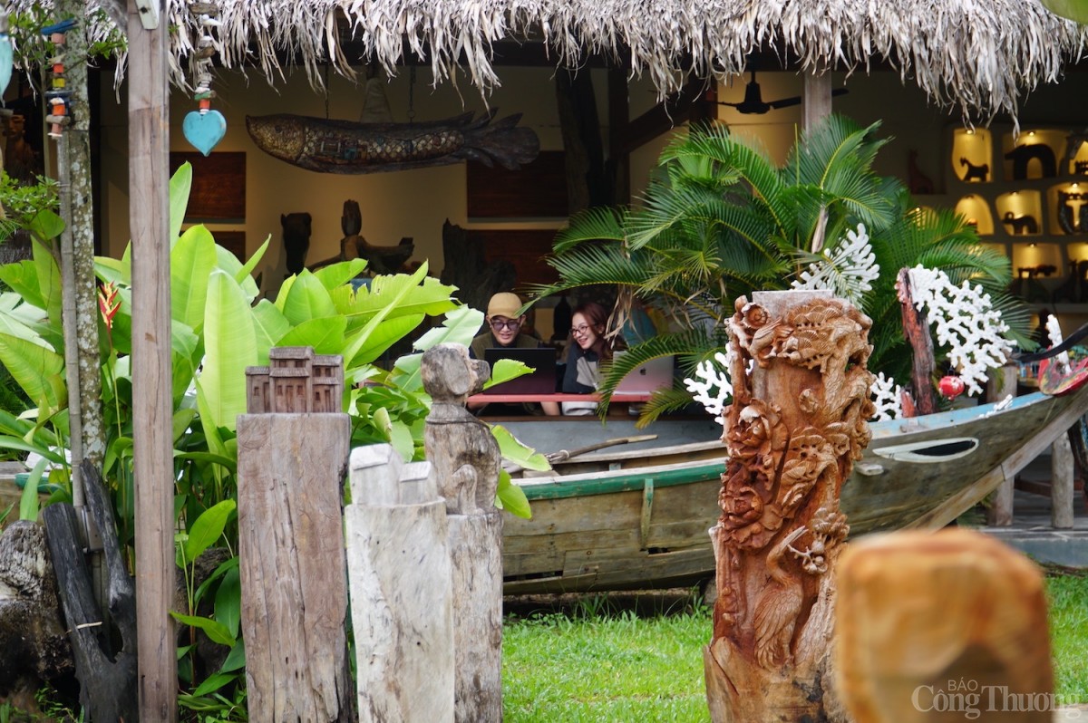 Độc đáo các tác phẩm điêu khắc gỗ từ củi lũ