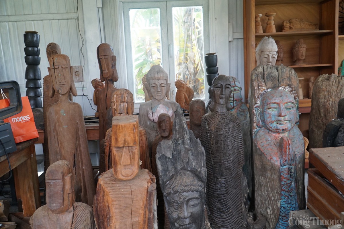 Độc đáo các tác phẩm điêu khắc gỗ từ củi lũ