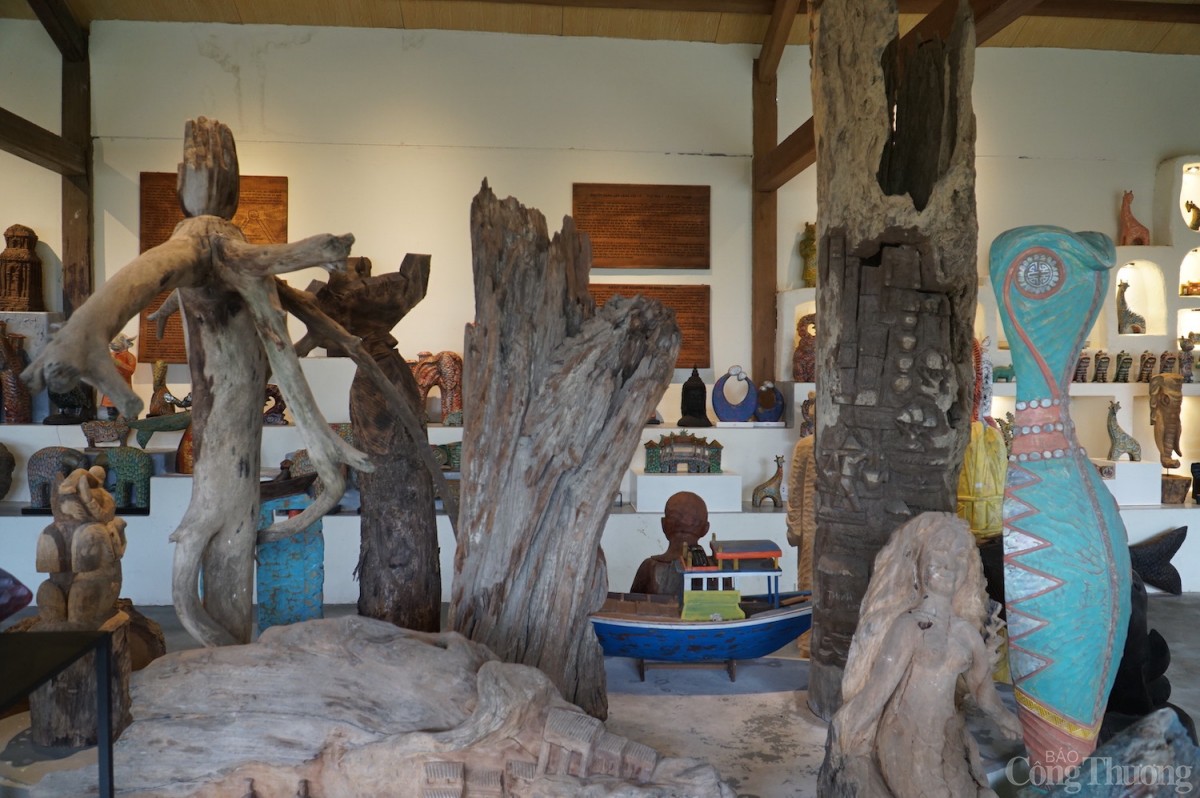 Độc đáo các tác phẩm điêu khắc gỗ từ củi lũ
