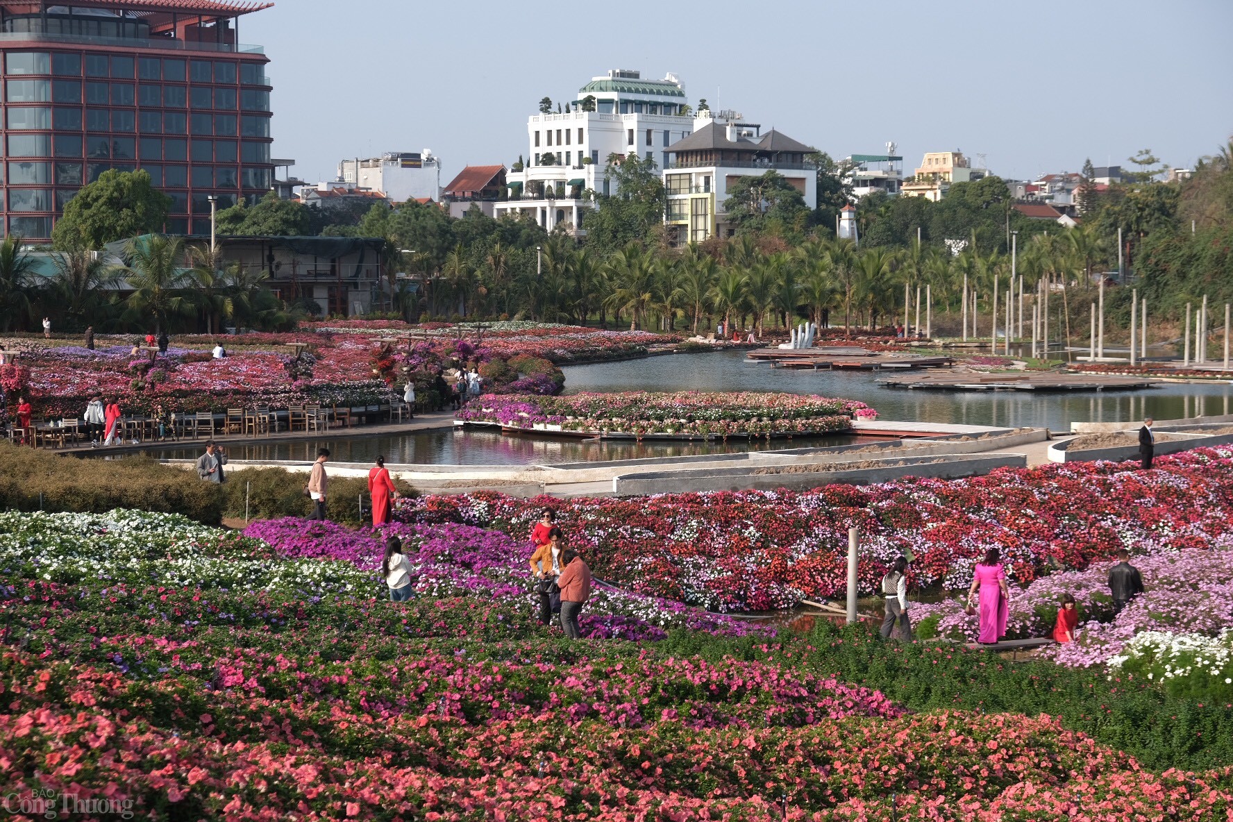 Vào những ngày đầu xuân Tết Ất Tỵ, đông đảo người dân đã có mặt tại Thung lũng hoa Hồ Tây (quận Tây Hồ, thành phố Hà Nội) để lưu giữ khoảnh khắc đẹp trong ngày đầu tiên năm mới 2024. Ảnh: Lê An