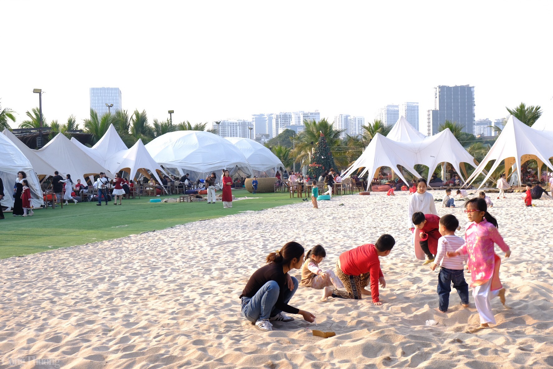 Điểm đến cũng có bãi cát trắng để thu hút các bạn nhỏ. Ảnh: Lê An