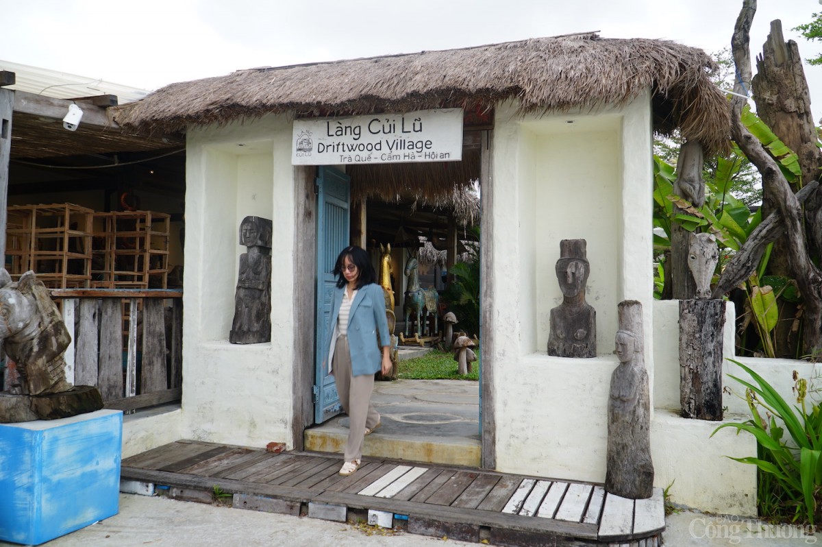 Độc đáo các tác phẩm điêu khắc gỗ từ củi lũ