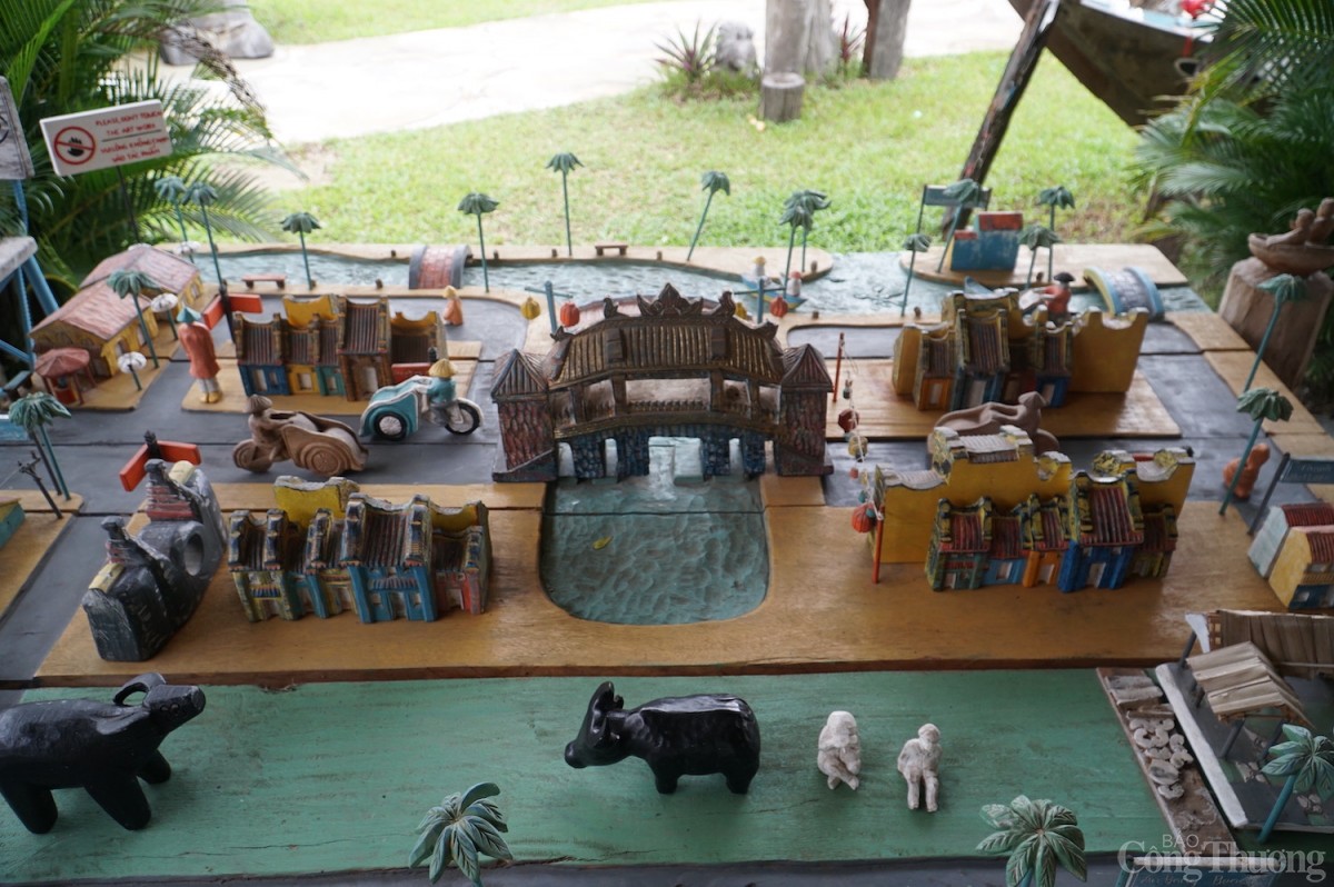 Độc đáo các tác phẩm điêu khắc gỗ từ củi lũ