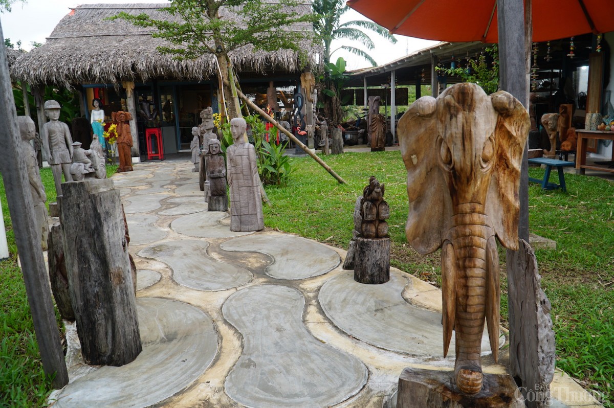 Độc đáo các tác phẩm điêu khắc gỗ từ củi lũ