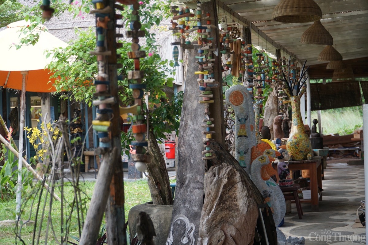 Độc đáo các tác phẩm điêu khắc gỗ từ củi lũ