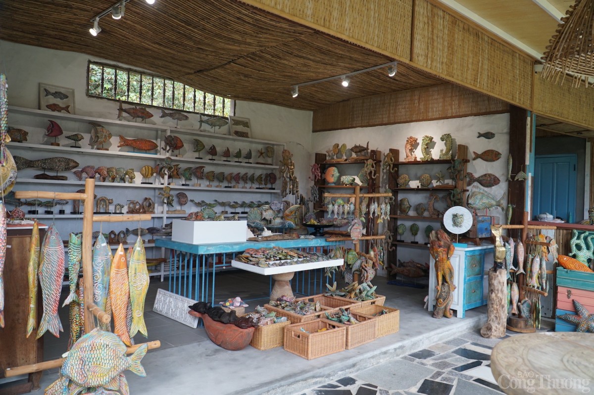 Độc đáo các tác phẩm điêu khắc gỗ từ củi lũ