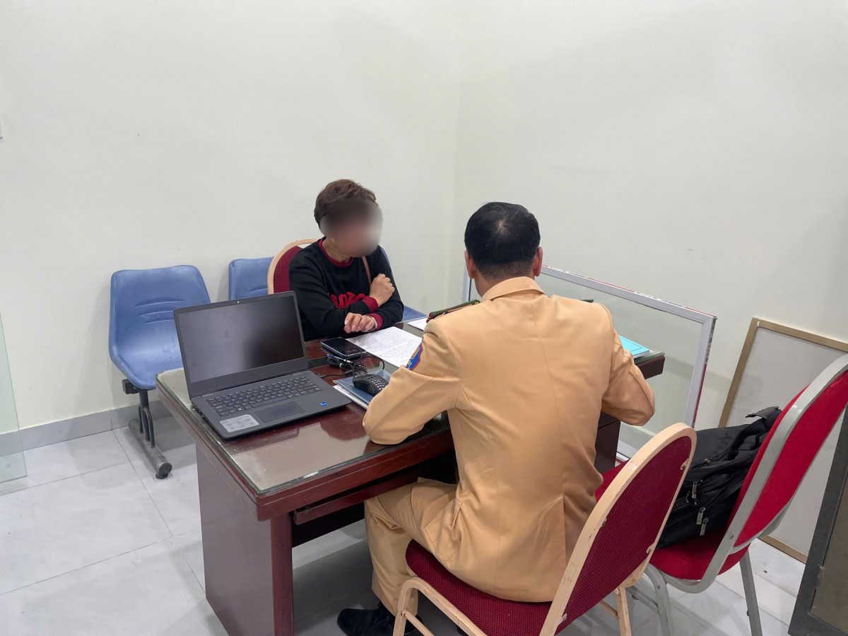 Xử lý nữ tài xế đi ngược chiều trên cao tốc Hà Nội - Hải Phòng Xử lý nữ tài xế đi ngược chiều trên cao tốc Hà Nội - Hải Phòng