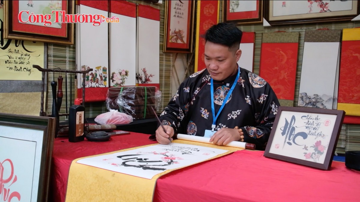 Giữ gìn văn hóa truyền thống qua từng nét chữ đầu xuân Giữ gìn văn hóa truyền thống qua từng nét chữ đầu xuân