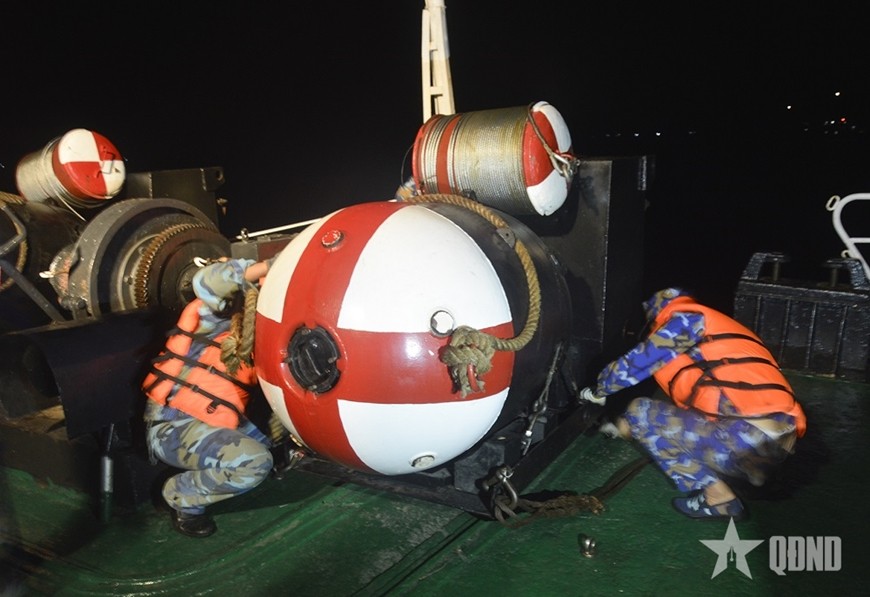 Huấn luyện thả vớt thủy lôi ở Tàu 511 (Lữ đoàn 169, Vùng 1 Hải quân).