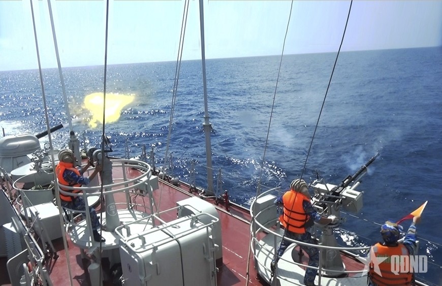 Tàu 382 (Lữ đoàn 167, Vùng 2 Hải quân) thực hành tiêu diệt mục tiêu trên biển. 