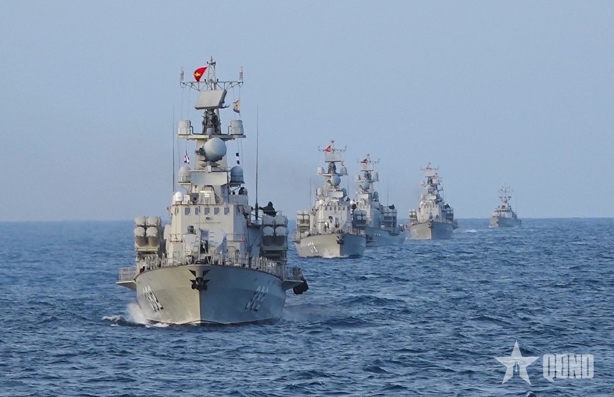 Biên đội Tàu tên lửa 12418 (Lữ đoàn 167, Vùng 2 Hải quân) luyện tập triển khai đội hình. 