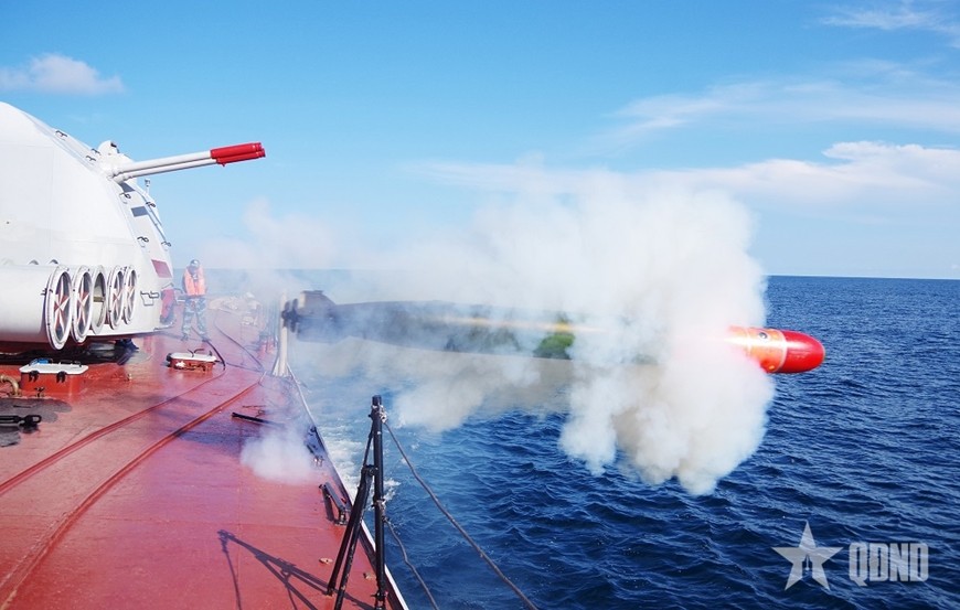 Tàu 13 (Lữ đoàn 171, Vùng 2 Hải quân) phóng ngư lôi tiêu diệt mục tiêu. 